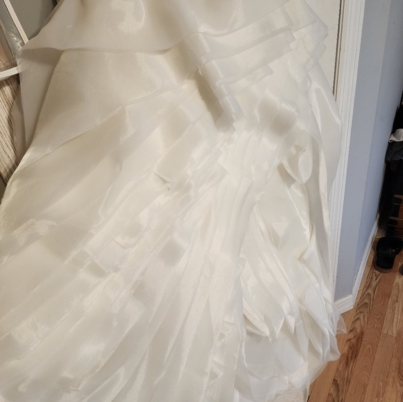 White by Vera Wang Ivory trumpet organza wedding gown VW351011 size 0 NWOT - Picture 4 of 10